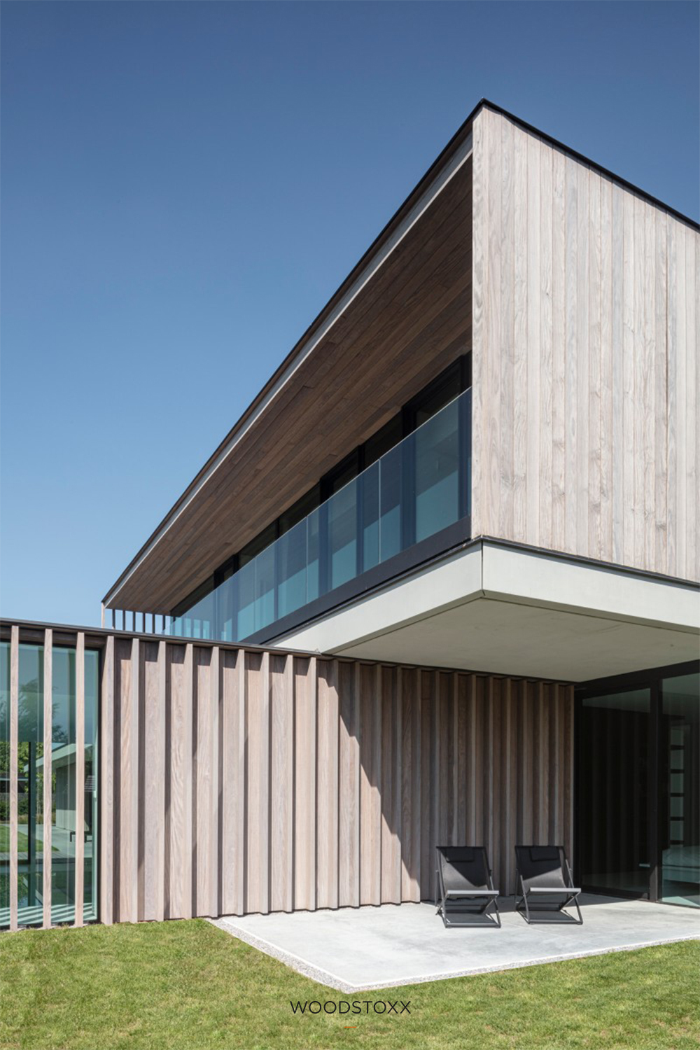 realisation facade cladding in afrormosia wood planchettes and beams