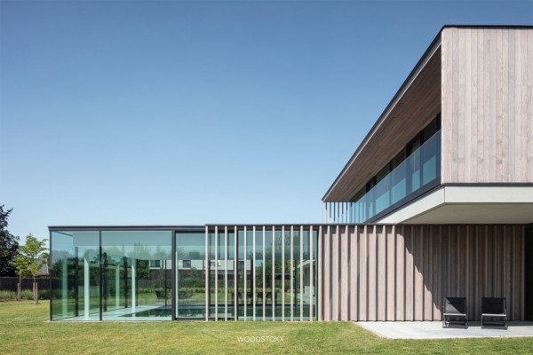 realisation facade cladding in afrormosia wood planchettes and beams