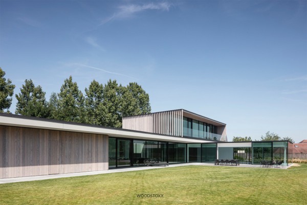 realisation facade cladding in afrormosia wood planchettes and beams