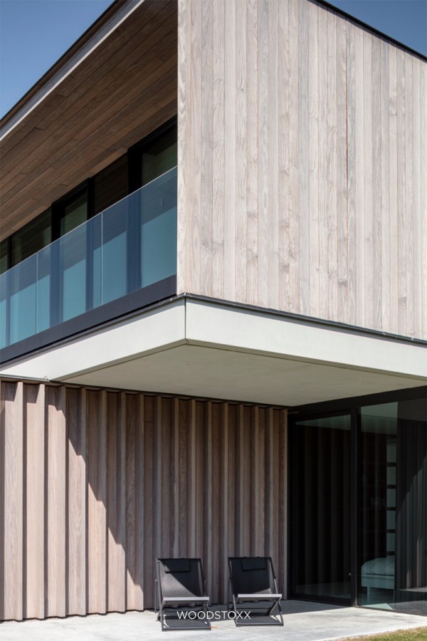 realisation facade cladding in afrormosia wood planchettes and beams