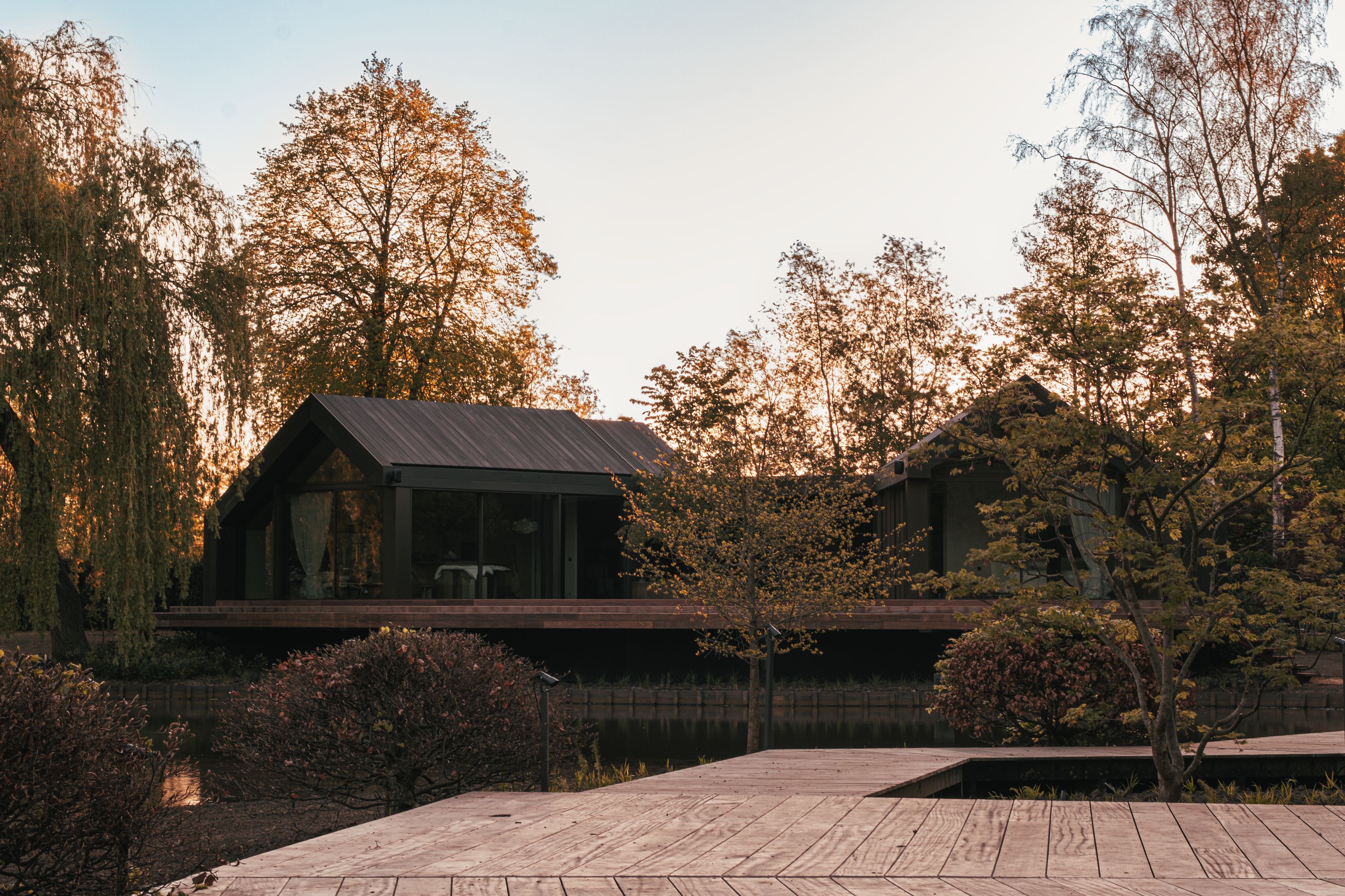 Une même géométrie relie construction bois et finitions dans la maison de vacances